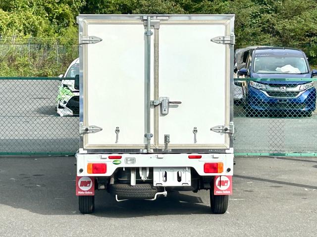 ＮＴ１００クリッパートラック 冷蔵冷凍車　中温－５℃設定　日章冷凍２コンプレッサー冷凍機　薄型エバポレータ　片側スライドドア　リヤロックロッド扉　助手席エアバッグ　ＡＢＳ　樹脂製スノコ　庫内ライト　荷箱カギ（13枚目）