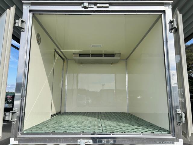 ＮＴ１００クリッパートラック 冷蔵冷凍車　中温－５℃設定　日章冷凍２コンプレッサー冷凍機　薄型エバポレータ　片側スライドドア　リヤロックロッド扉　助手席エアバッグ　ＡＢＳ　樹脂製スノコ　庫内ライト　荷箱カギ（16枚目）