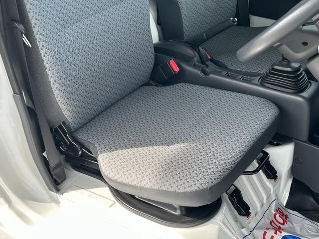 ＮＴ１００クリッパートラック 冷蔵冷凍車　中温－５℃設定　日章冷凍２コンプレッサー冷凍機　薄型エバポレータ　片側スライドドア　リヤロックロッド扉　助手席エアバッグ　ＡＢＳ　樹脂製スノコ　庫内ライト　荷箱カギ（24枚目）