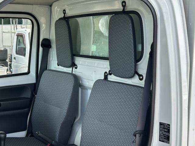ＮＴ１００クリッパートラック 冷蔵冷凍車　中温－５℃設定　日章冷凍２コンプレッサー冷凍機　薄型エバポレータ　片側スライドドア　リヤロックロッド扉　助手席エアバッグ　ＡＢＳ　樹脂製スノコ　庫内ライト　荷箱カギ（31枚目）