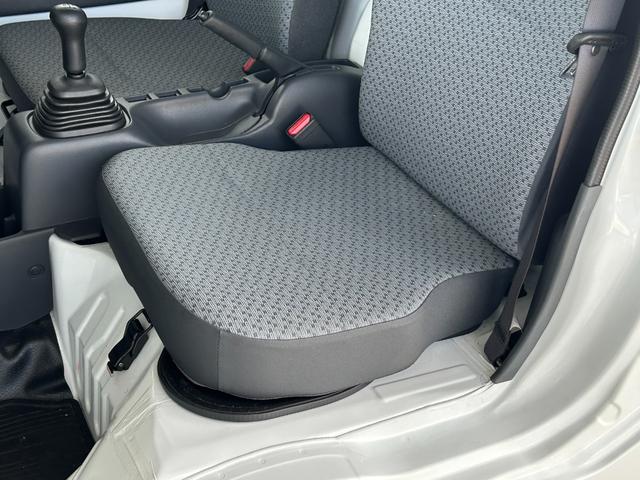 ＮＴ１００クリッパートラック 冷蔵冷凍車　中温－５℃設定　日章冷凍２コンプレッサー冷凍機　薄型エバポレータ　片側スライドドア　リヤロックロッド扉　助手席エアバッグ　ＡＢＳ　樹脂製スノコ　庫内ライト　荷箱カギ（32枚目）