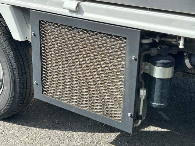 ＮＴ１００クリッパートラック 冷蔵冷凍車　中温－５℃設定　日章冷凍２コンプレッサー冷凍機　薄型エバポレータ　片側スライドドア　リヤロックロッド扉　助手席エアバッグ　ＡＢＳ　樹脂製スノコ　庫内ライト　荷箱カギ（41枚目）