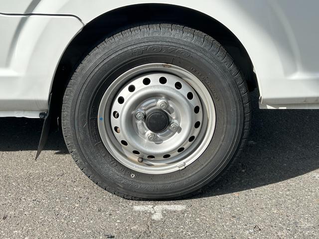 ＮＴ１００クリッパートラック 冷蔵冷凍車　中温－５℃設定　日章冷凍２コンプレッサー冷凍機　薄型エバポレータ　片側スライドドア　リヤロックロッド扉　助手席エアバッグ　ＡＢＳ　樹脂製スノコ　庫内ライト　荷箱カギ（43枚目）