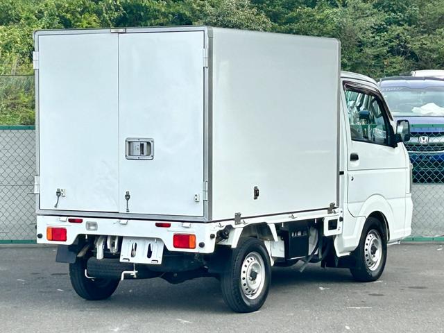 ＮＴ１００クリッパートラック 冷蔵冷凍車　－５℃設定　菱重コールドチェーン２コンプ仕様　菱重コールドチェーン２コンプレッサー冷凍機　片側スライドドア　リヤワンタッチ扉　バックカメラ　デジタルミラー　ＥＴＣ　９０度ストッパー　樹脂製スノコ　庫内ライト　荷箱カギ（5枚目）