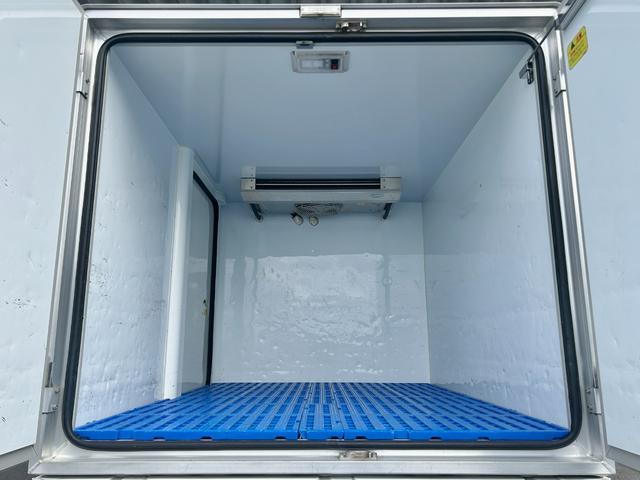 ＮＴ１００クリッパートラック 冷蔵冷凍車　－５℃設定　菱重コールドチェーン２コンプ仕様　菱重コールドチェーン２コンプレッサー冷凍機　片側スライドドア　リヤワンタッチ扉　バックカメラ　デジタルミラー　ＥＴＣ　９０度ストッパー　樹脂製スノコ　庫内ライト　荷箱カギ（6枚目）