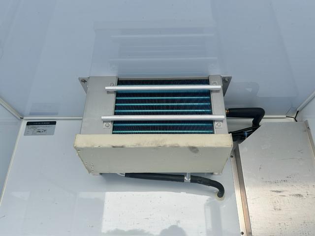 ハイゼットトラック 低温冷蔵冷凍車　－２２℃設定　ダイハツ純正　デンソー冷凍機　片側ドア　リヤロックロッド扉　キーレス　パワーウィンドウ　助手席エアバッグ　ＡＢＳ　９０度ストッパー　樹脂製スノコ　庫内ライト　荷箱カギ（19枚目）