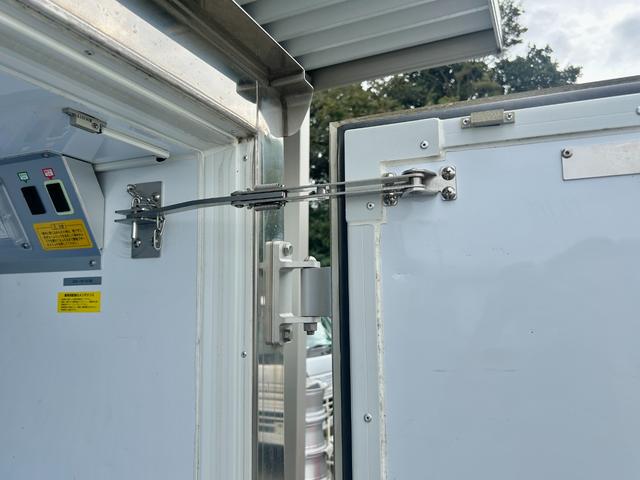 ハイゼットトラック 低温冷蔵冷凍車　－２２℃設定　ダイハツ純正　デンソー冷凍機　片側ドア　リヤロックロッド扉　キーレス　パワーウィンドウ　助手席エアバッグ　ＡＢＳ　９０度ストッパー　樹脂製スノコ　庫内ライト　荷箱カギ（21枚目）