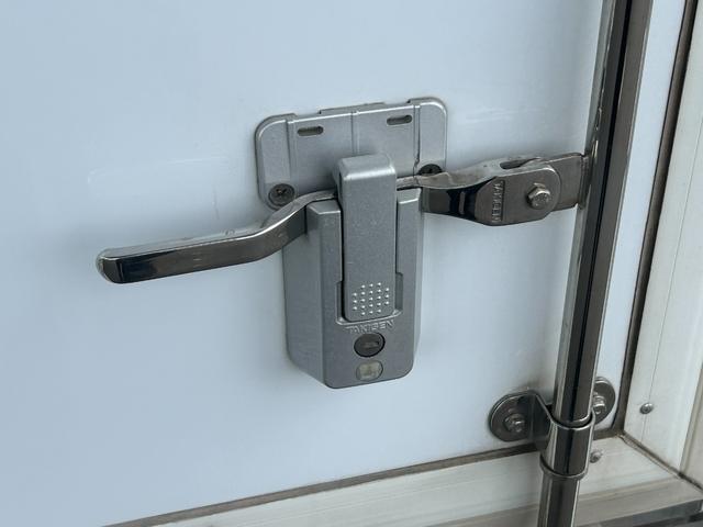 ハイゼットトラック 低温冷蔵冷凍車　－２２℃設定　ダイハツ純正　デンソー冷凍機　片側ドア　リヤロックロッド扉　キーレス　パワーウィンドウ　助手席エアバッグ　ＡＢＳ　９０度ストッパー　樹脂製スノコ　庫内ライト　荷箱カギ（39枚目）
