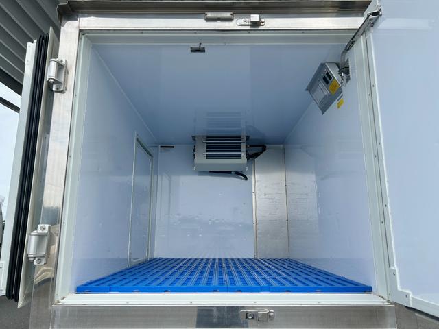 ハイゼットトラック ４ＷＤ　低温冷蔵冷凍車　－２２℃設定　ダイハツ純正　デンソー冷凍機　片側ドア　リヤロックロッド扉　キーレス　パワーウィンドウ　ＥＴＣ　助手席エアバッグ　ＡＢＳ　９０度ストッパー　樹脂製スノコ　庫内ライト　荷箱カギ（6枚目）