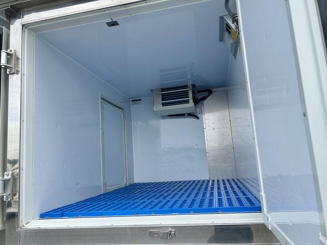 ハイゼットトラック ４ＷＤ　低温冷蔵冷凍車　－２２℃設定　ダイハツ純正　デンソー冷凍機　片側ドア　リヤロックロッド扉　キーレス　パワーウィンドウ　ＥＴＣ　助手席エアバッグ　ＡＢＳ　９０度ストッパー　樹脂製スノコ　庫内ライト　荷箱カギ（17枚目）