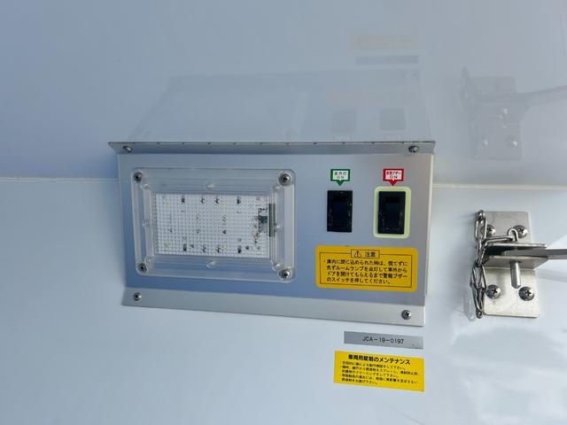 ハイゼットトラック ４ＷＤ　低温冷蔵冷凍車　－２２℃設定　ダイハツ純正　デンソー冷凍機　片側ドア　リヤロックロッド扉　キーレス　パワーウィンドウ　ＥＴＣ　助手席エアバッグ　ＡＢＳ　９０度ストッパー　樹脂製スノコ　庫内ライト　荷箱カギ（20枚目）
