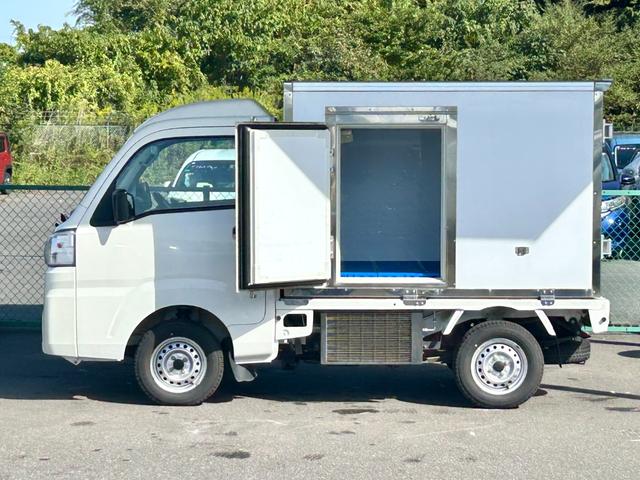 ハイゼットトラック ４ＷＤ　低温冷蔵冷凍車　－２２℃設定　ダイハツ純正　デンソー冷凍機　片側ドア　リヤロックロッド扉　キーレス　パワーウィンドウ　ＥＴＣ　助手席エアバッグ　ＡＢＳ　９０度ストッパー　樹脂製スノコ　庫内ライト　荷箱カギ（11枚目）