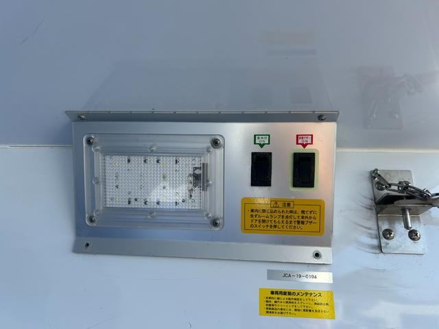ハイゼットトラック ４ＷＤ　低温冷蔵冷凍車　－２２℃設定　ダイハツ純正　デンソー冷凍機　片側ドア　リヤロックロッド扉　キーレス　パワーウィンドウ　ＥＴＣ　助手席エアバッグ　ＡＢＳ　９０度ストッパー　樹脂製スノコ　庫内ライト　荷箱カギ（20枚目）