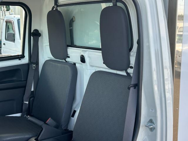 ハイゼットトラック ４ＷＤ　低温冷蔵冷凍車　－２２℃設定　ダイハツ純正　デンソー冷凍機　片側ドア　リヤロックロッド扉　キーレス　パワーウィンドウ　ＥＴＣ　助手席エアバッグ　ＡＢＳ　９０度ストッパー　樹脂製スノコ　庫内ライト　荷箱カギ（33枚目）