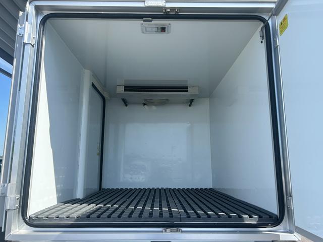 ＮＴ１００クリッパートラック 冷蔵冷凍車　中温－５℃設定　菱重コールドチェーン２コンプ仕様　菱重コールドチェーン２コンプレッサー冷凍機　薄型エバポレータ　片側スライドドア　リヤワンタッチ扉　キーレス　ＰＷ　バックカメラ・ＥＴＣ　助手席エアバッグ　ＡＢＳ　９０度ストッパー　樹脂製スノコ（6枚目）