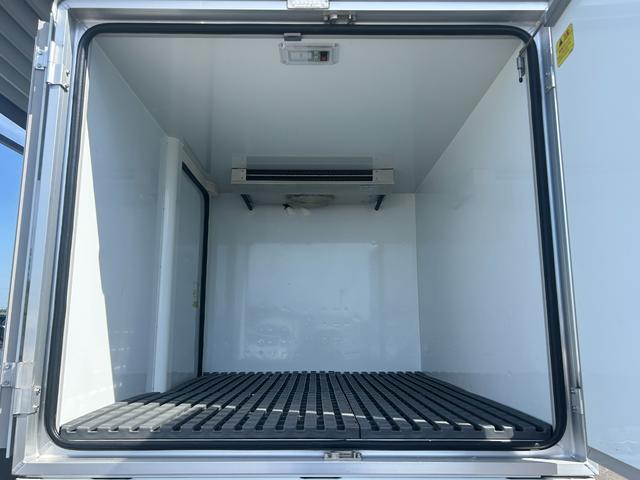 ＮＴ１００クリッパートラック 冷蔵冷凍車　中温－５℃設定　菱重コールドチェーン２コンプ仕様　菱重コールドチェーン２コンプレッサー冷凍機　薄型エバポレータ　片側スライドドア　リヤワンタッチ扉　キーレス　ＰＷ　バックカメラ・ＥＴＣ　助手席エアバッグ　ＡＢＳ　９０度ストッパー　樹脂製スノコ（16枚目）