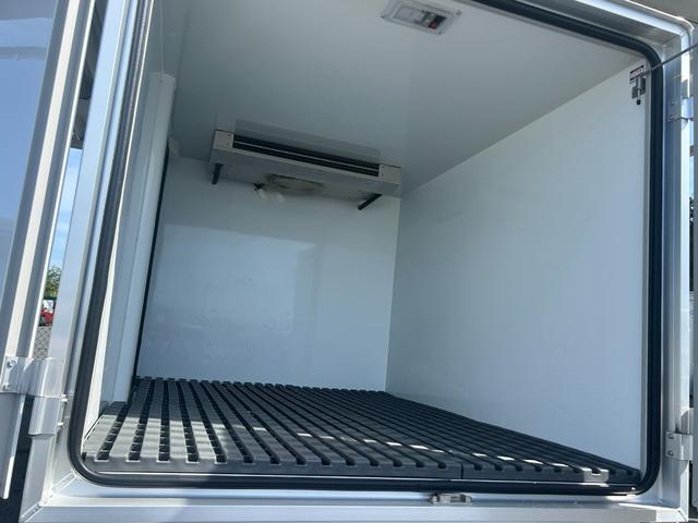 ＮＴ１００クリッパートラック 冷蔵冷凍車　中温－５℃設定　菱重コールドチェーン２コンプ仕様　菱重コールドチェーン２コンプレッサー冷凍機　薄型エバポレータ　片側スライドドア　リヤワンタッチ扉　キーレス　ＰＷ　バックカメラ・ＥＴＣ　助手席エアバッグ　ＡＢＳ　９０度ストッパー　樹脂製スノコ（18枚目）