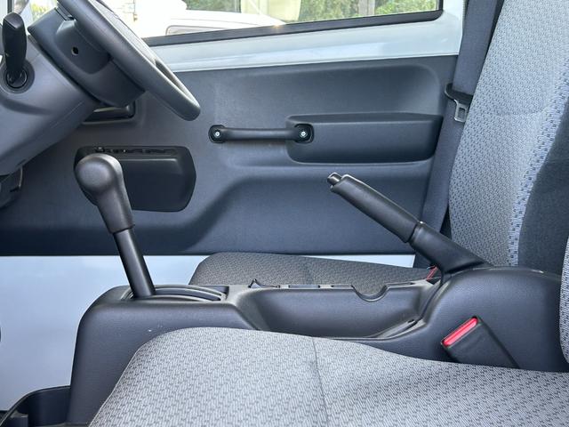 ＮＴ１００クリッパートラック 冷蔵冷凍車　中温－５℃設定　菱重コールドチェーン２コンプ仕様　菱重コールドチェーン２コンプレッサー冷凍機　薄型エバポレータ　片側スライドドア　リヤワンタッチ扉　キーレス　ＰＷ　バックカメラ・ＥＴＣ　助手席エアバッグ　ＡＢＳ　９０度ストッパー　樹脂製スノコ（38枚目）