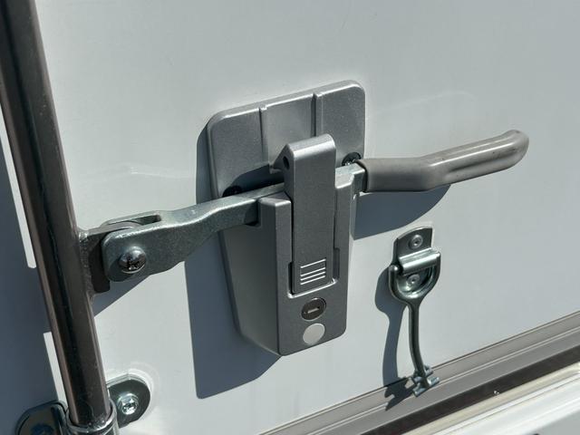 ＮＴ１００クリッパートラック 低温冷蔵冷凍車　－３０℃設定　菱重コールドチェーン　菱重コールドチェーン冷凍機　２コンプレッサー仕様　片側スライドドア　キーレス　ＰＷ　社外ナビ・ＴＶ・バックカメラ・ＥＴＣ　ドラレコ　９０度ストッパー　保冷カーテン　樹脂製スノコ　庫内ライト　荷箱カギ（49枚目）