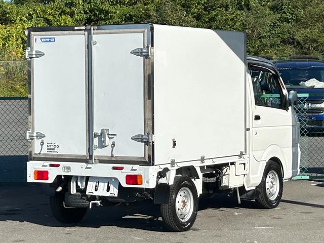 ＮＴ１００クリッパートラック 低温冷蔵冷凍車－３０℃設定　菱重コールドチェーン２コンプ仕様　菱重コールドチェーン２コンプレッサー冷凍機　片側スライドドア　リヤロックロッド扉　社外ナビ・ＴＶ・ＥＴＣ　助手席エアバッグ　ＡＢＳ　９０度ストッパー　樹脂製スノコ　庫内ライト　荷箱カギ（5枚目）