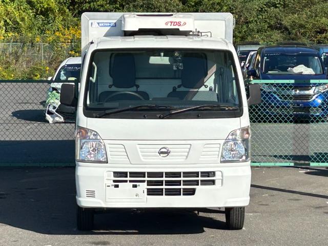 ＮＴ１００クリッパートラック 低温冷蔵冷凍車－３０℃設定　菱重コールドチェーン２コンプ仕様　菱重コールドチェーン２コンプレッサー冷凍機　片側スライドドア　リヤロックロッド扉　社外ナビ・ＴＶ・ＥＴＣ　助手席エアバッグ　ＡＢＳ　９０度ストッパー　樹脂製スノコ　庫内ライト　荷箱カギ（7枚目）