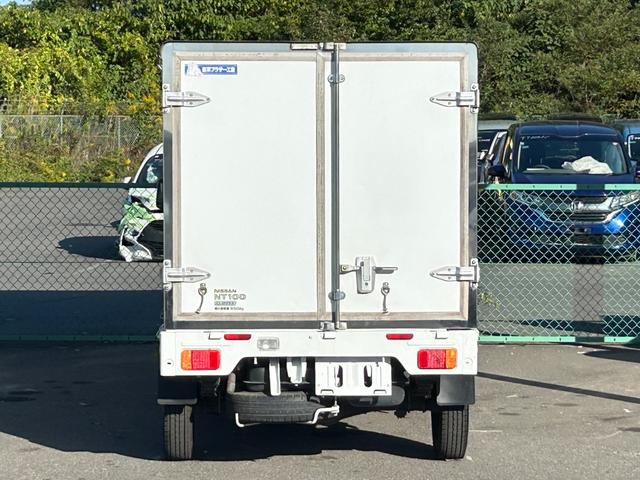 ＮＴ１００クリッパートラック 低温冷蔵冷凍車－３０℃設定　菱重コールドチェーン２コンプ仕様　菱重コールドチェーン２コンプレッサー冷凍機　片側スライドドア　リヤロックロッド扉　社外ナビ・ＴＶ・ＥＴＣ　助手席エアバッグ　ＡＢＳ　９０度ストッパー　樹脂製スノコ　庫内ライト　荷箱カギ（13枚目）