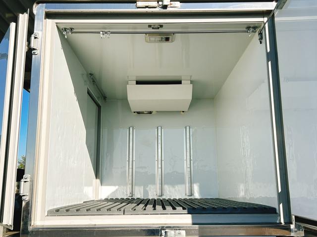 ＮＴ１００クリッパートラック 低温冷蔵冷凍車－３０℃設定　菱重コールドチェーン２コンプ仕様　菱重コールドチェーン２コンプレッサー冷凍機　片側スライドドア　リヤロックロッド扉　社外ナビ・ＴＶ・ＥＴＣ　助手席エアバッグ　ＡＢＳ　９０度ストッパー　樹脂製スノコ　庫内ライト　荷箱カギ（16枚目）
