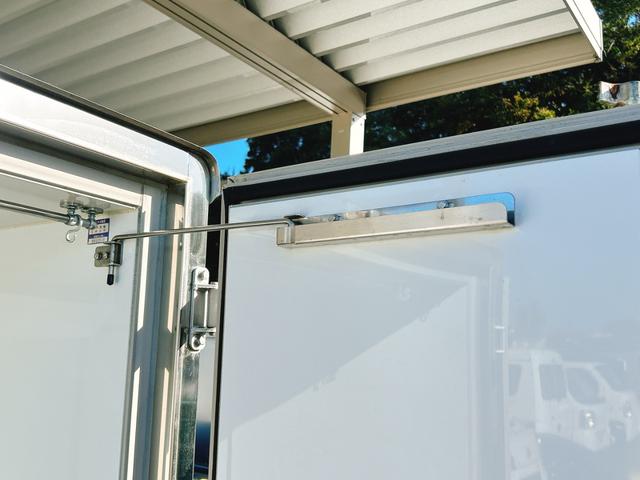 ＮＴ１００クリッパートラック 低温冷蔵冷凍車－３０℃設定　菱重コールドチェーン２コンプ仕様　菱重コールドチェーン２コンプレッサー冷凍機　片側スライドドア　リヤロックロッド扉　社外ナビ・ＴＶ・ＥＴＣ　助手席エアバッグ　ＡＢＳ　９０度ストッパー　樹脂製スノコ　庫内ライト　荷箱カギ（21枚目）
