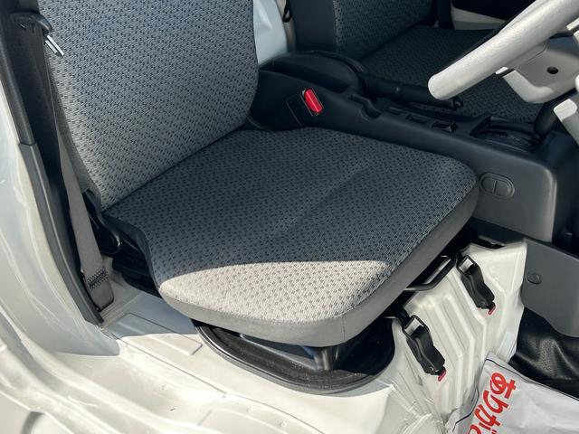 ＮＴ１００クリッパートラック 低温冷蔵冷凍車－３０℃設定　菱重コールドチェーン２コンプ仕様　菱重コールドチェーン２コンプレッサー冷凍機　片側スライドドア　リヤロックロッド扉　社外ナビ・ＴＶ・ＥＴＣ　助手席エアバッグ　ＡＢＳ　９０度ストッパー　樹脂製スノコ　庫内ライト　荷箱カギ（24枚目）