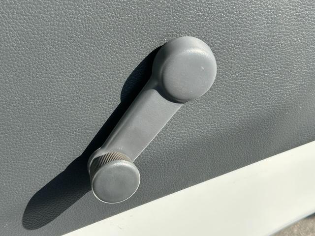 ＮＴ１００クリッパートラック 低温冷蔵冷凍車－３０℃設定　菱重コールドチェーン２コンプ仕様　菱重コールドチェーン２コンプレッサー冷凍機　片側スライドドア　リヤロックロッド扉　社外ナビ・ＴＶ・ＥＴＣ　助手席エアバッグ　ＡＢＳ　９０度ストッパー　樹脂製スノコ　庫内ライト　荷箱カギ（28枚目）