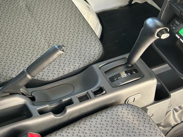 ＮＴ１００クリッパートラック 低温冷蔵冷凍車－３０℃設定　菱重コールドチェーン２コンプ仕様　菱重コールドチェーン２コンプレッサー冷凍機　片側スライドドア　リヤロックロッド扉　社外ナビ・ＴＶ・ＥＴＣ　助手席エアバッグ　ＡＢＳ　９０度ストッパー　樹脂製スノコ　庫内ライト　荷箱カギ（29枚目）