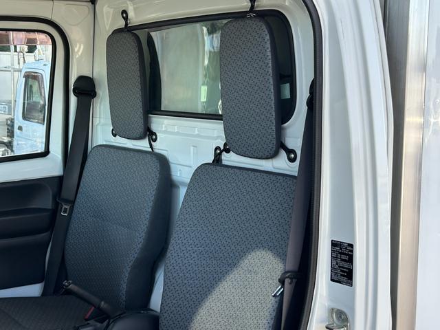 ＮＴ１００クリッパートラック 低温冷蔵冷凍車－３０℃設定　菱重コールドチェーン２コンプ仕様　菱重コールドチェーン２コンプレッサー冷凍機　片側スライドドア　リヤロックロッド扉　社外ナビ・ＴＶ・ＥＴＣ　助手席エアバッグ　ＡＢＳ　９０度ストッパー　樹脂製スノコ　庫内ライト　荷箱カギ（34枚目）