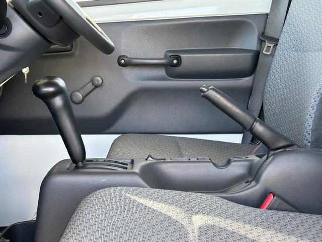 ＮＴ１００クリッパートラック 低温冷蔵冷凍車－３０℃設定　菱重コールドチェーン２コンプ仕様　菱重コールドチェーン２コンプレッサー冷凍機　片側スライドドア　リヤロックロッド扉　社外ナビ・ＴＶ・ＥＴＣ　助手席エアバッグ　ＡＢＳ　９０度ストッパー　樹脂製スノコ　庫内ライト　荷箱カギ（40枚目）