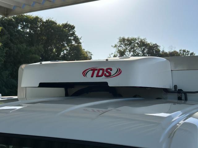 ＮＴ１００クリッパートラック 低温冷蔵冷凍車－３０℃設定　菱重コールドチェーン２コンプ仕様　菱重コールドチェーン２コンプレッサー冷凍機　片側スライドドア　リヤロックロッド扉　社外ナビ・ＴＶ・ＥＴＣ　助手席エアバッグ　ＡＢＳ　９０度ストッパー　樹脂製スノコ　庫内ライト　荷箱カギ（47枚目）