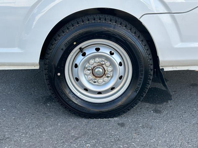 ＮＴ１００クリッパートラック 低温冷蔵冷凍車－３０℃設定　菱重コールドチェーン２コンプ仕様　菱重コールドチェーン２コンプレッサー冷凍機　片側スライドドア　リヤロックロッド扉　社外ナビ・ＴＶ・ＥＴＣ　助手席エアバッグ　ＡＢＳ　９０度ストッパー　樹脂製スノコ　庫内ライト　荷箱カギ（48枚目）