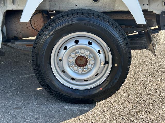 ＮＴ１００クリッパートラック 低温冷蔵冷凍車－３０℃設定　菱重コールドチェーン２コンプ仕様　菱重コールドチェーン２コンプレッサー冷凍機　片側スライドドア　リヤロックロッド扉　社外ナビ・ＴＶ・ＥＴＣ　助手席エアバッグ　ＡＢＳ　９０度ストッパー　樹脂製スノコ　庫内ライト　荷箱カギ（49枚目）