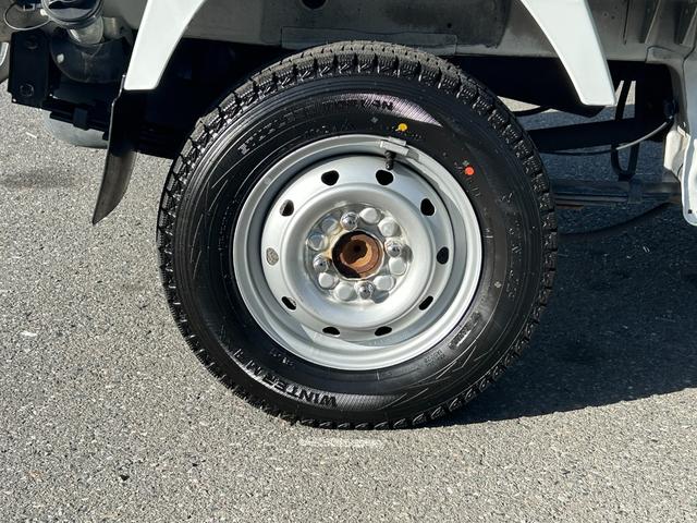ＮＴ１００クリッパートラック 低温冷蔵冷凍車－３０℃設定　菱重コールドチェーン２コンプ仕様　菱重コールドチェーン２コンプレッサー冷凍機　片側スライドドア　リヤロックロッド扉　社外ナビ・ＴＶ・ＥＴＣ　助手席エアバッグ　ＡＢＳ　９０度ストッパー　樹脂製スノコ　庫内ライト　荷箱カギ（50枚目）