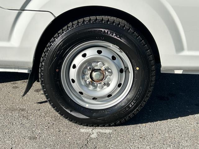 ＮＴ１００クリッパートラック 低温冷蔵冷凍車－３０℃設定　菱重コールドチェーン２コンプ仕様　菱重コールドチェーン２コンプレッサー冷凍機　片側スライドドア　リヤロックロッド扉　社外ナビ・ＴＶ・ＥＴＣ　助手席エアバッグ　ＡＢＳ　９０度ストッパー　樹脂製スノコ　庫内ライト　荷箱カギ（51枚目）