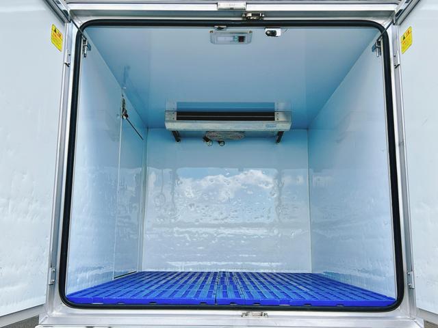 キャリイトラック 冷蔵冷凍車 中温-5℃設定 菱重コールドチェーン2コンプ仕様 菱重コールドチェーン2コンプレッサー冷凍機 薄型エバポレータ 片側スライドドア リヤワンタッチ扉 キーレス PW 助手席エアバッグ ABS 左右90度ストッパー 樹脂製スノコ 庫内ライト 荷箱カギ(6枚目)