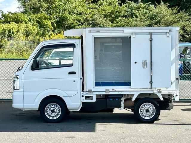 キャリイトラック 冷蔵冷凍車 中温-5℃設定 菱重コールドチェーン2コンプ仕様 菱重コールドチェーン2コンプレッサー冷凍機 薄型エバポレータ 片側スライドドア リヤワンタッチ扉 キーレス PW 助手席エアバッグ ABS 左右90度ストッパー 樹脂製スノコ 庫内ライト 荷箱カギ(11枚目)
