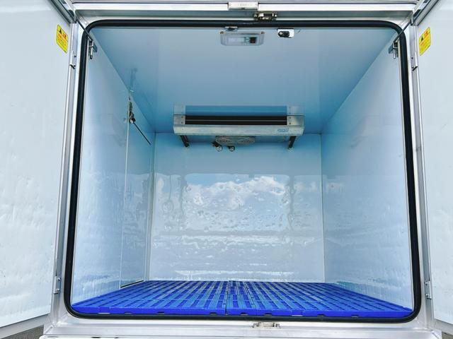 キャリイトラック 冷蔵冷凍車 中温-5℃設定 菱重コールドチェーン2コンプ仕様 菱重コールドチェーン2コンプレッサー冷凍機 薄型エバポレータ 片側スライドドア リヤワンタッチ扉 キーレス PW 助手席エアバッグ ABS 左右90度ストッパー 樹脂製スノコ 庫内ライト 荷箱カギ(16枚目)