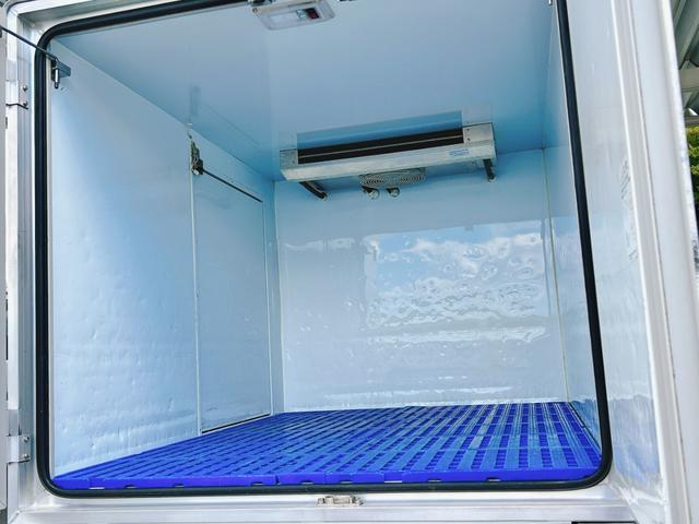 キャリイトラック 冷蔵冷凍車 中温-5℃設定 菱重コールドチェーン2コンプ仕様 菱重コールドチェーン2コンプレッサー冷凍機 薄型エバポレータ 片側スライドドア リヤワンタッチ扉 キーレス PW 助手席エアバッグ ABS 左右90度ストッパー 樹脂製スノコ 庫内ライト 荷箱カギ(17枚目)
