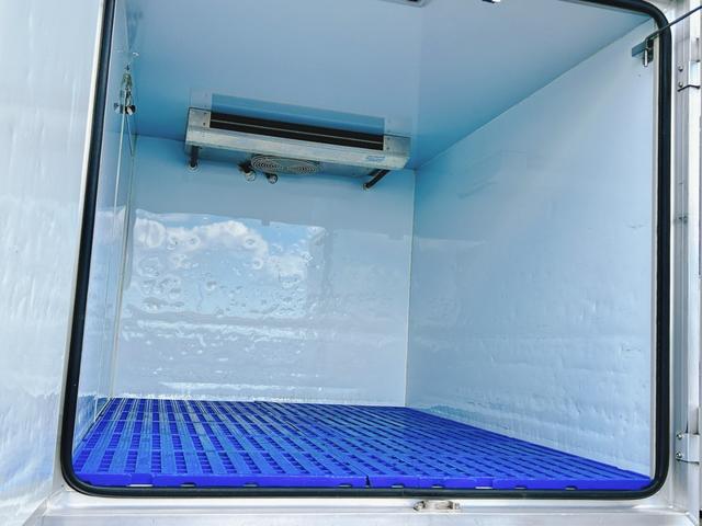キャリイトラック 冷蔵冷凍車 中温-5℃設定 菱重コールドチェーン2コンプ仕様 菱重コールドチェーン2コンプレッサー冷凍機 薄型エバポレータ 片側スライドドア リヤワンタッチ扉 キーレス PW 助手席エアバッグ ABS 左右90度ストッパー 樹脂製スノコ 庫内ライト 荷箱カギ(18枚目)