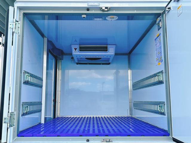 ハイゼットトラック ４ＷＤ　低温冷蔵冷凍車　－２５℃設定　サーマルマスター冷凍機　サーマルマスター２コンプレッサー冷凍機　スーパーカーゴ仕様　スマートアシスト　ＬＥＤパック　省力パック　プッシュスタート　電動格納ミラー　ＥＴＣ　ラッシングレール　床下フック　９０度ストッパー　スノコ（6枚目）