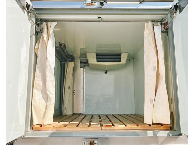キャリイトラック ４ＷＤ　低温冷蔵冷凍車　－２０℃設定　キャリイ食品シリーズ　片側スライドドア　リヤロックロット扉　キーレス　パワーウィンドウ　バックカメラ　助手席エアバッグ　ＡＢＳ　左右９０度ストッパー　保冷カーテン　スノコ　庫内ライト　荷箱カギ（16枚目）