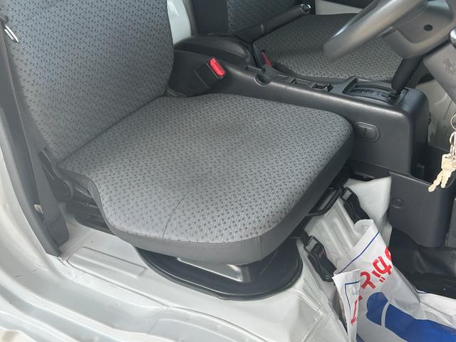 キャリイトラック ４ＷＤ　低温冷蔵冷凍車　－２０℃設定　キャリイ食品シリーズ　片側スライドドア　リヤロックロット扉　キーレス　パワーウィンドウ　バックカメラ　助手席エアバッグ　ＡＢＳ　左右９０度ストッパー　保冷カーテン　スノコ　庫内ライト　荷箱カギ（25枚目）