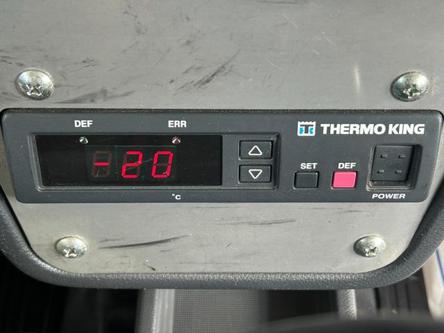キャリイトラック ４ＷＤ　低温冷蔵冷凍車　－２０℃設定　キャリイ食品シリーズ　片側スライドドア　リヤロックロット扉　キーレス　パワーウィンドウ　バックカメラ　助手席エアバッグ　ＡＢＳ　左右９０度ストッパー　保冷カーテン　スノコ　庫内ライト　荷箱カギ（27枚目）