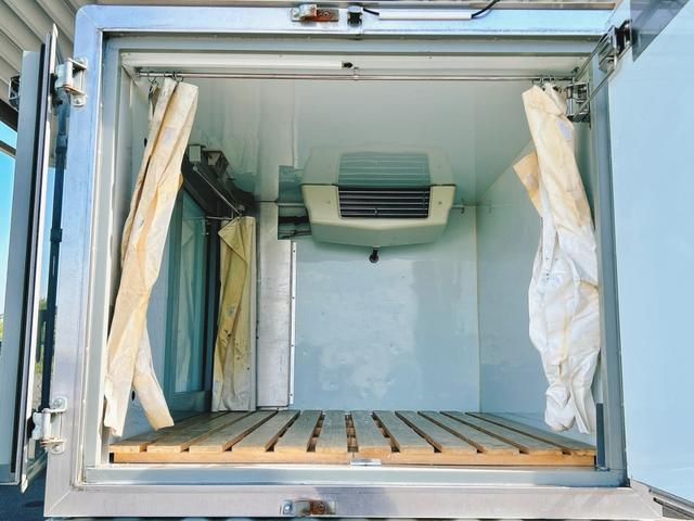 キャリイトラック 4WD 低温冷蔵冷凍車 -20℃設定 キャリイ食品シリーズ サーモキング冷凍機 片側スライドドア リヤロックロッド扉 キーレス PW バックカメラ ETC 助手席エアバッグ ABS 90度ストッパー 保冷カーテン 樹脂製スノコ 庫内ライト(16枚目)