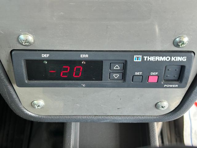 キャリイトラック 4WD 低温冷蔵冷凍車 -20℃設定 キャリイ食品シリーズ サーモキング冷凍機 片側スライドドア リヤロックロッド扉 キーレス PW バックカメラ ETC 助手席エアバッグ ABS 90度ストッパー 保冷カーテン 樹脂製スノコ 庫内ライト(26枚目)