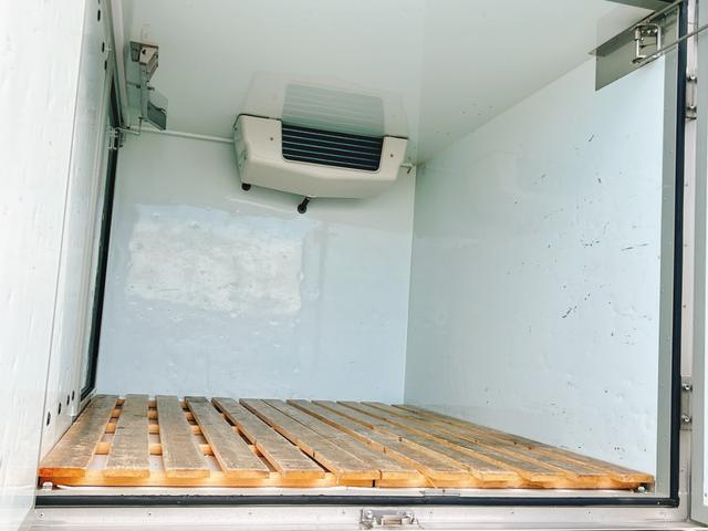 キャリイトラック 2WAY スタンバイ付き冷蔵冷凍車  -5℃設定 スズキ純正 キャリイ食品シリーズ 片側スライドドア リヤワンタッチ扉 外部電源用スタンバイケーブル キーレス パワーウィンドウ バックカメラ ETC ABS 左右90度ストッパー スノコ(18枚目)